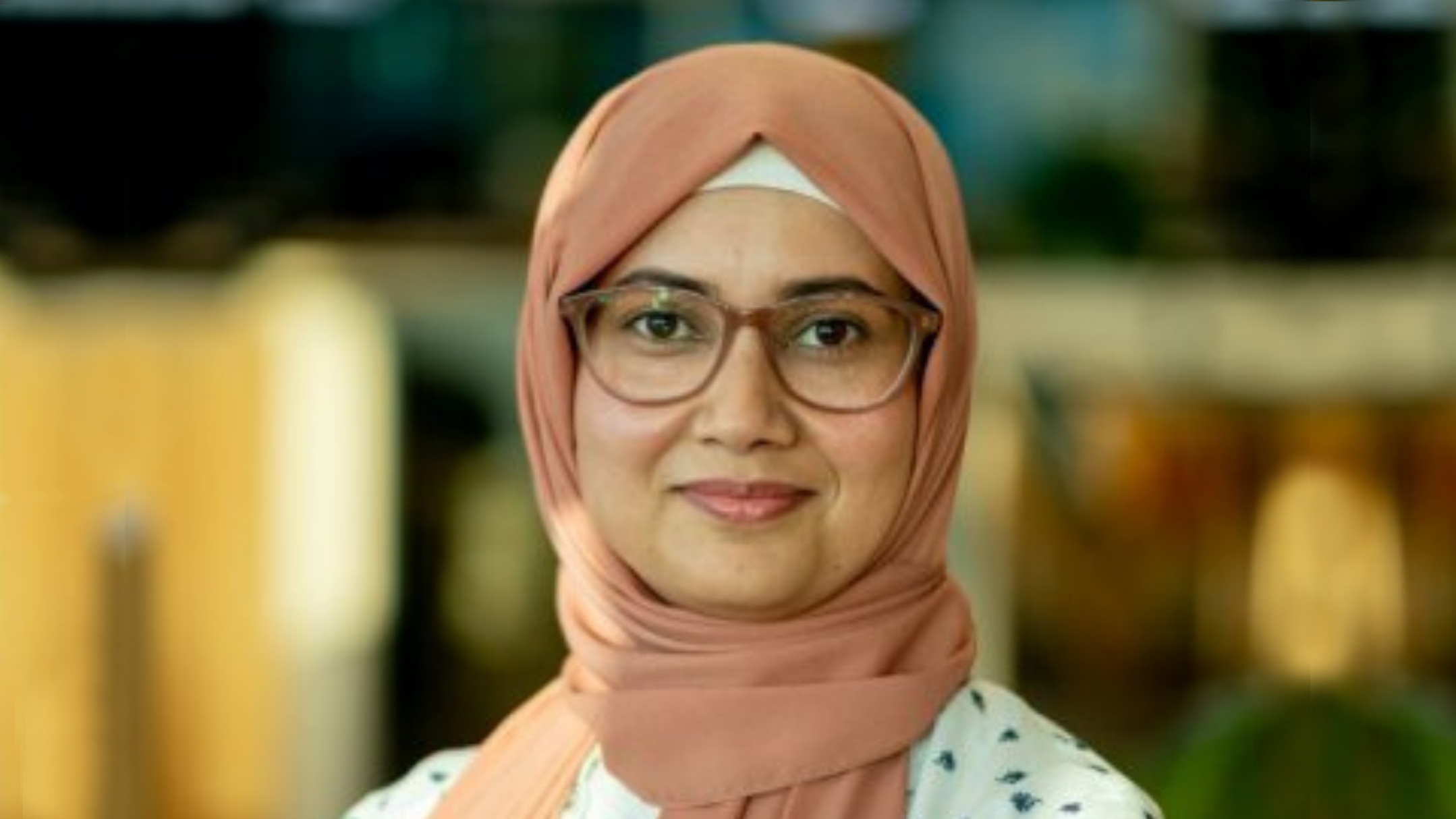 Portrait of Monash University professor Rashida Hoda in front of a blurred background.