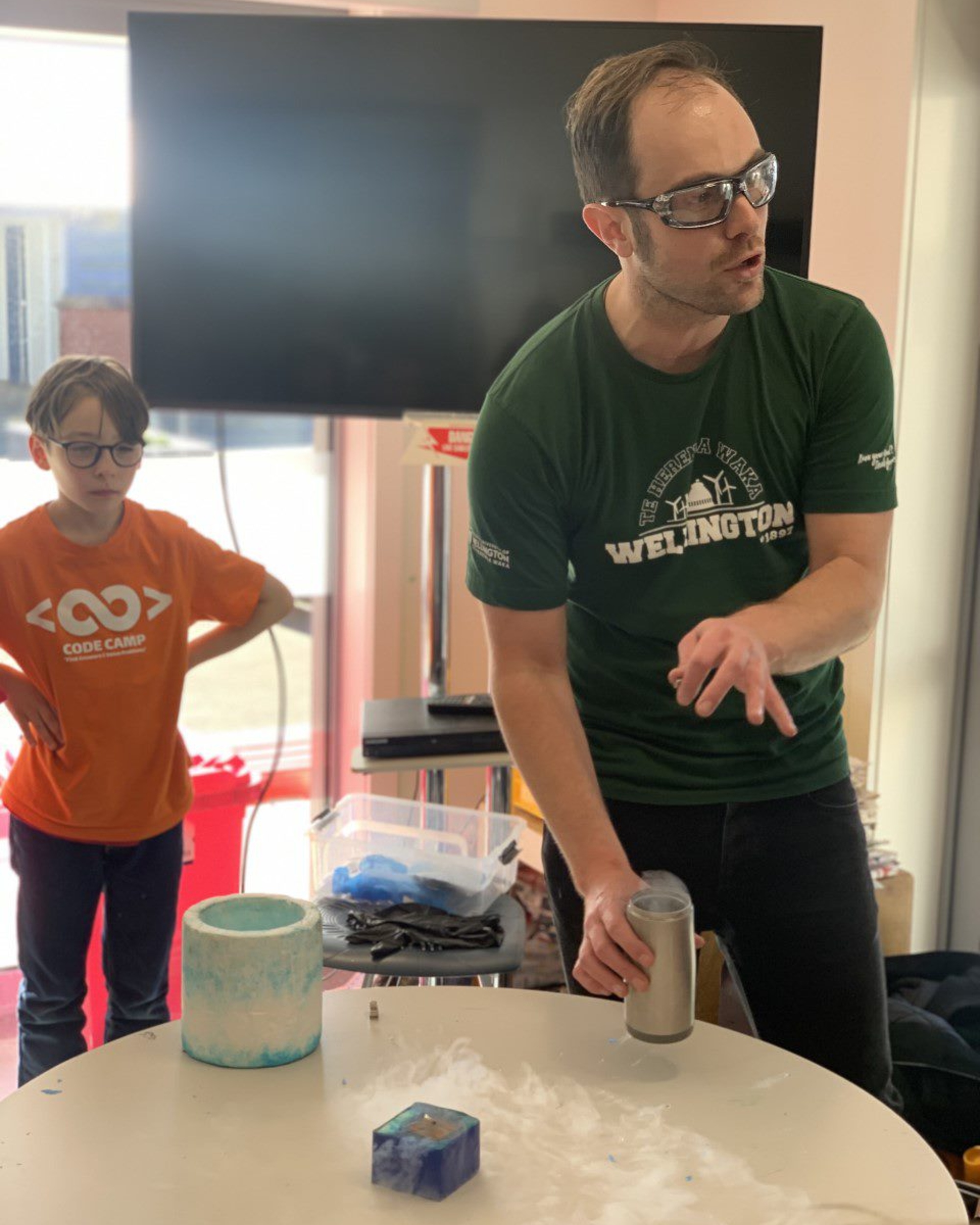 Presenting students with science. 