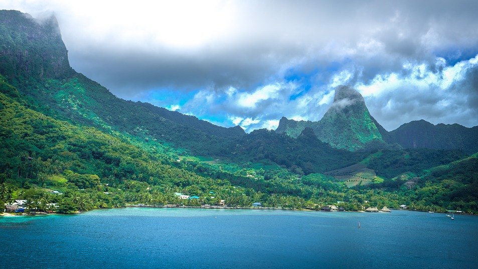 moorea.jpg Moorea in French Polynesia taken from the sea.