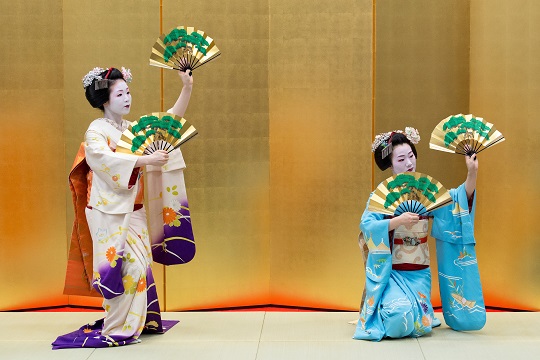 Maiko dancing