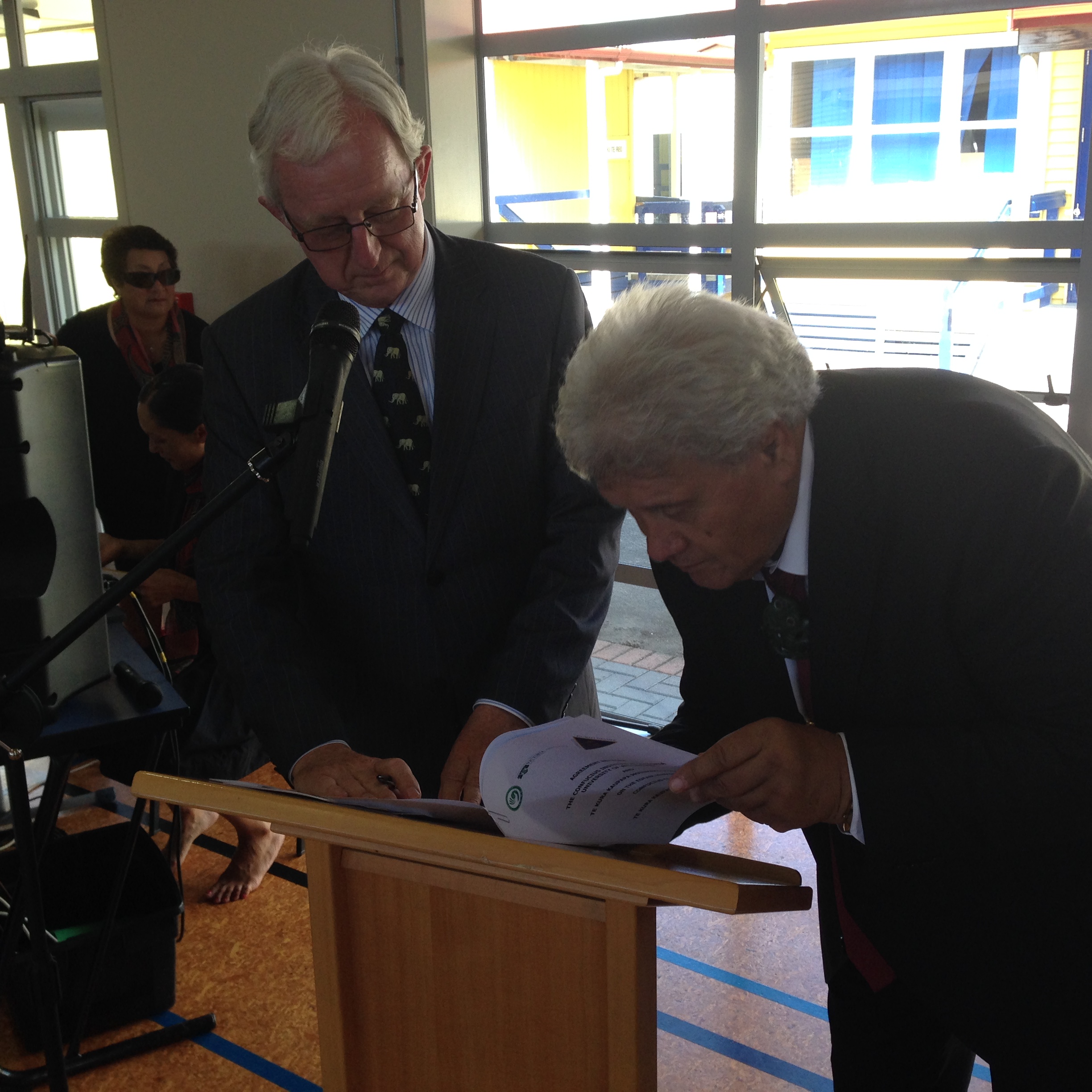 Tony Browne and Te Kura Kaupapa Motuhake O Tawhiuau Ngati Manawa Principal Pem Bird co-sign the agreement 