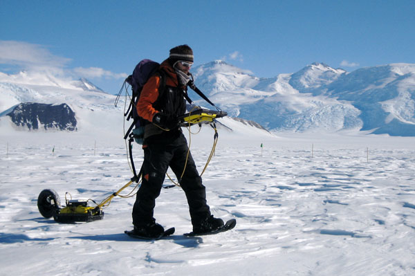 Using high-frequency ground penetrating radar on Beardmore Glacier c. Nick Golledge 2010-2011