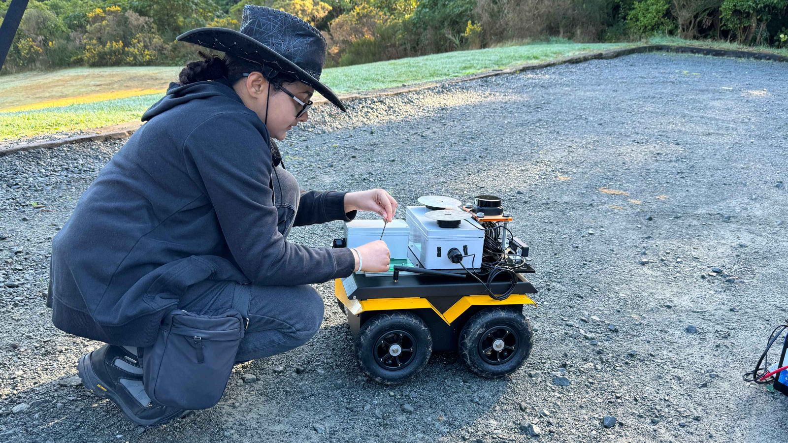 PhD Student Nipuni Perera with robot in the field