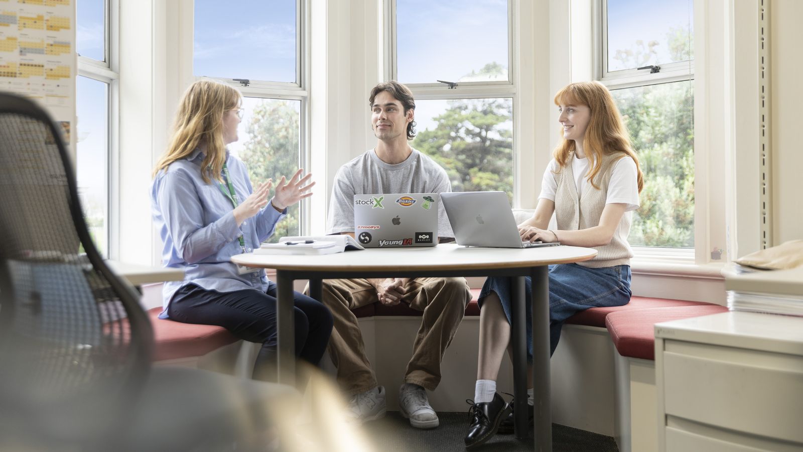 Psychology students sit at a table with their lecturer. Image by Dean Zillwood, used with permission.